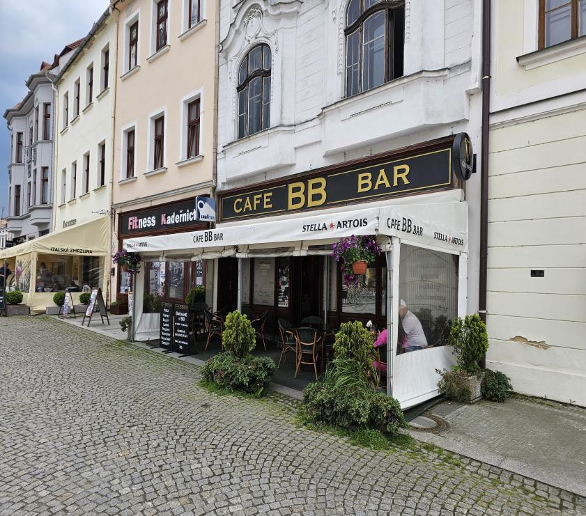 Bar a restaurace přímo na náměstí 